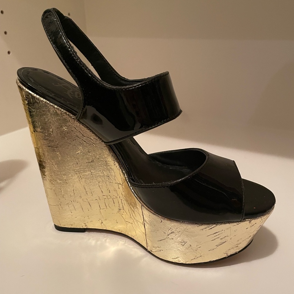 Alice and Olivia black and gold wedges
